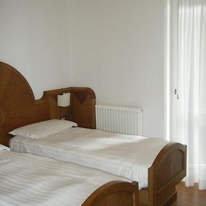 Pokój z dwoma pojedynczymi łóżkami